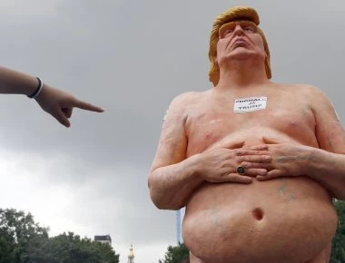 Σε ποσό ρεκόρ πουλήθηκε το γυμνό άγαλμα του Τραμπ! (βίντεο)